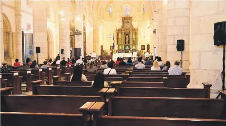  ?? VÍCTOR RAMÍREZ/LISTÍN DIARIO ?? La Catedral celebró ayer su misa al mediodías tras la pandemia afectar al país.