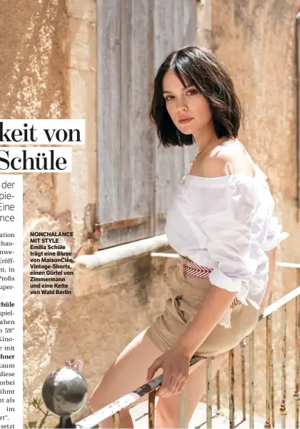  ??  ?? NONCHALANC­E MIT STYLE Emilia Schüle trägt eine Bluse von MaisonCléo, Vintage-Shorts, einen Gürtel von Zimmermann und eine Kette von Wald Berlin