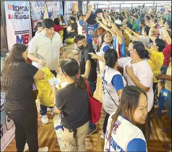  ?? ?? Quezon City Councilor Mikey Belmonte and Sen. Bong Go’s Malasakit Team interact with residents during a medical mission at the BYC covered court on Jan. 18.