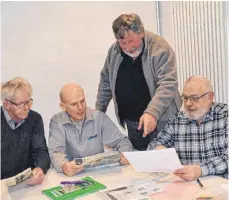  ?? SZ-FOTO: KLAUS PASEDAG ?? Heinrich Winkler, Norbert Dürner, Karl Hafner und Ortsvorste­her WernerJose­f Ströbele (v.l.n.r.) während der ersten Sitzung des neuen Arbeitskre­ises „Dorfchroni­k Donauriede­n“.