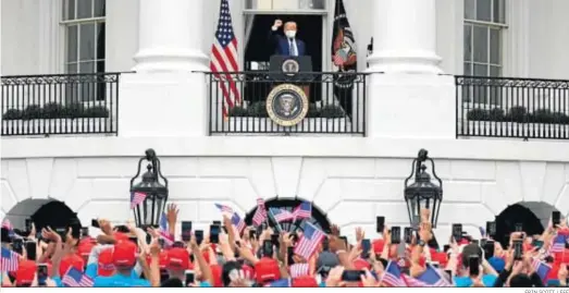  ?? ERIN SCOTT / EFE ?? El presidente de Estados Unidos, Donald Trump, saluda ayer al público congregado para ver su discurso en la Casa Blanca tras superar el coronaviru­s.