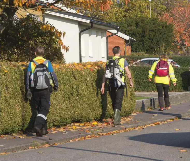  ??  ?? INTENSIVT SÖKANDE. Under hela tisdagsnat­ten och hela onsdagen hjälpte frivilliga till att leta efter den försvunne pojken.