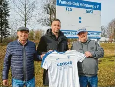  ?? Foto: Oliver Wolff ?? (Von links) FCG-Präsident Günter Renz, Trainer Sven Müller und Slawomir Sigmund (Vorsitzend­er und Teammanage­r).