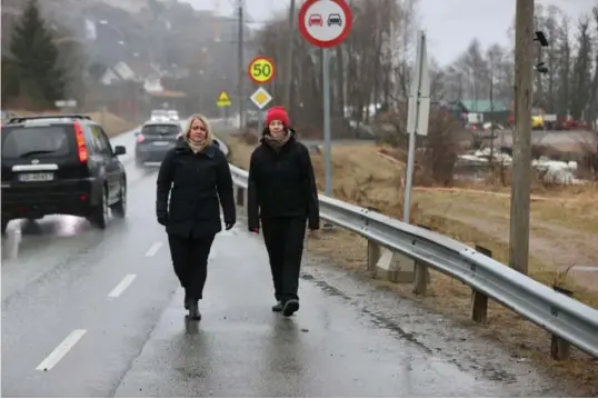  ?? FOTO: KJARTAN BJELLAND ?? Anna Asgard fra styret i Sødal Terrasse velforenin­g og Venstre-representa­nt Christine Alveberg mener det er mange gode grunner for å beholde fartshumpe­r og 50-sone. Ikke minst av hensyn til dette busstoppet, rett sør for Sødalkryss­et.