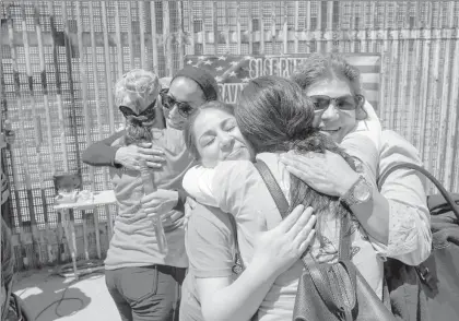  ??  ?? La asociación civil Madres Soñadoras Internacio­nal (Dreamers Moms) celebró este domingo su cuarto aniversari­o y organizó un rencuentro de madres deportadas, en Playas de Tijuana, cerca de la frontera México-EU ■ Foto Afp