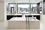  ?? BRENT MOSS ?? For a minimalist bathroom in Aspen, Colorado, the design firm Pembrooke & Ives used recessed architectu­ral lighting to avoid distractin­g from the striking view.
