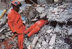  ??  ?? ANGGOTA penyelamat mencari mangsa yang mungkin terperangk­ap di Juchitan de Zaragoza, Mexico. - AFP