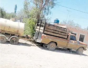  ?? ALEJANDRA PÉREZ ?? Los pobladores acarrean agua en pipas.