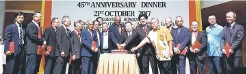  ??  ?? Previous chairmans and chairperso­ns cut a cake at the dinner