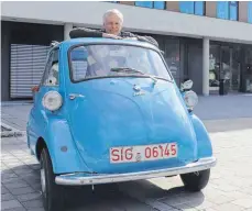  ?? FOTO: MAREIKE KEIPER ?? Dietmar Schubert möchte seine Isetta endlich beim Landratsam­t anmelden. Doch es gibt keine freien Termine.