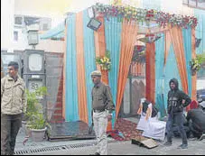  ?? YOGENDRA KUMAR/HT ?? A policeman outside a house in Sector 40, Gurugram, where three men were shot at on Monday night.