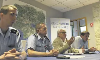  ??  ?? Le commandant du groupement de gendarmeri­e de Gassin, le colonel Herrmann, le procureur de Draguignan Ivan Auriel et le maire de Cogolin Marc-Etienne Lansade ont tenu hier une conférence de presse en fin de journée.