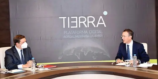  ??  ?? Luis Planas, ministro de Agricultur­a, y Eduardo Bahamonde, presidente de Cajamar