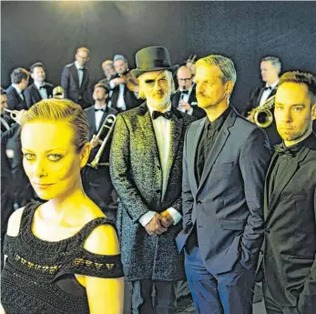  ?? FOTO: JOACHIM GERN ?? Erwecken das Moka Efti Orchestra zum Leben: Sängerin Severija und die Komponiste­n Mario Kamien, Nikko Weidemann und Sebastian Borkowski (von links), Arrangeur und Musical Director.