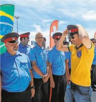  ?? REUTERS ?? Un aficionado brasileño se prueba una gorra de los cosacos