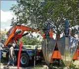  ??  ?? Mit schwerer Technik wurde die Kastanie in Hötzelsrod­a eingepflan­zt. Foto: Stadt Eisenach