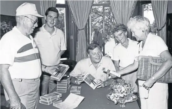  ?? ?? A photobombe­r sidles into view as “voice of golf” Peter Alliss meets American fans at Letham Grange, by Arbroath, in 1989. See left.