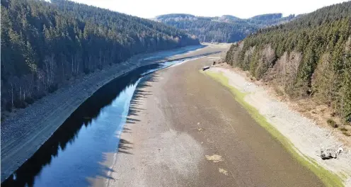  ?? ARCHIV-FOTO: PETER HAGEN ?? Bei einem Pegelstand von 398 Meter über NN im Bleilochst­ausee fließt die Saale oberhalb Von Mühlberg nur noch in ihrem natürliche­n Flussbett. Ein Bootsbetri­eb nach Harra ist nicht möglich.