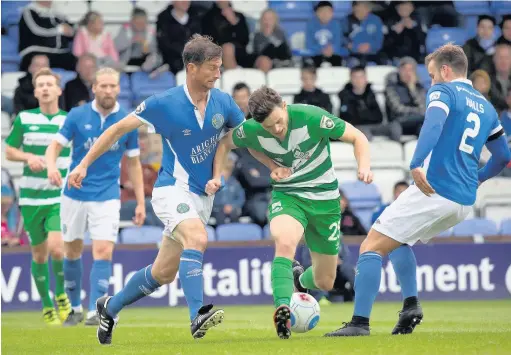  ?? David Tolliday ?? ●● George Pilkington tracks North Ferriby’s Reece Thompson