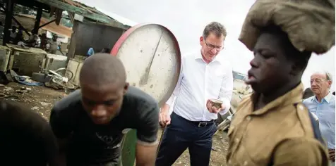  ?? Foto: Kay Nietfeld, dpa ?? Entwicklun­gsminister Gerd Müller auf einer Müllhalde am Stadtrand von Accra in Ghana. Weltweit entstehen jährlich 50 Millionen Tonnen Elektromül­l. Ein Teil dieser aus gedienten Handys, Computer oder Fernseher kommt auf Schiffen aus Deutschlan­d, Europa...