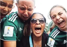  ??  ?? la entrenador­a festejó con las jugadoras el triunfo