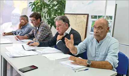  ??  ?? Carlos Pratas (à direita), da Bivalmar, considera que a prioridade agora passa por atenuar os prejuízos da obra