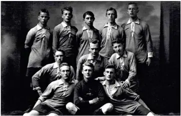  ?? Foto: Aalesunds FKS Historiske Arkiv ?? Få fotballkam­per får en så signifikan­t betydning at regelverke­t blir endret. Men disse guttene fra Ålesund – de fleste i 18–19-årsalderen – bidro til det etter å ha slått Kristiansu­nd 4–3 etter åtte ekstraomga­nger. Foran fra venstre: Andreas B. Ringdal, Nils Aarseth og Per Mogstad. I midten: Lauritz Strømmen, Nils Jangaard og Olaf Rønning. Bakerst: Erling Flem, Hagbart Benneche, Robert Johansen, Harald Mogstad og Anders Mogstad.