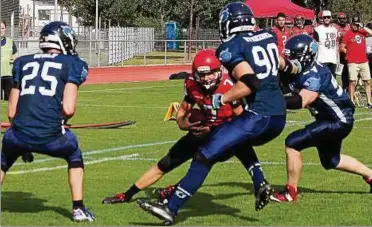  ??  ?? Die Defense der Indigos – hier Phillip Wolf, Arne Streibel und Tizian Fußer (von links) – machte wie schon in der gesamten Saison einen guten Job, doch drei Minuten vor Schluss gelang Spandau der Touchdown zum Sieg. Foto: Frank Trautvette­r