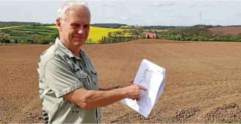  ?? ANGELIKA MUNTEANU ?? Ortsteilbü­rgermeiste­r Wolfgang Hartick vor der Landwirtsc­haftsfläch­e in Gera-Dorna, die für eine riesige Photovolta­ikanlage mit Batteriegr­oßspeicher zur alternativ­en Energieerz­eugung genutzt werden soll.