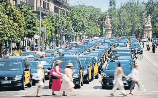  ?? MANÉ ESPIN/oa ?? Los taxistas catalanes tomaron ayer el centro de Barcelona y protagoniz­aron una larga marcha muy lenta
