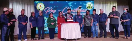  ??  ?? Dennis (seventh right) cuts the Christmas cake. At sixth right is Pastor Peter Lawai Ngau, chairman of Pelayanan Gereja Belia Kayan Sarawak.