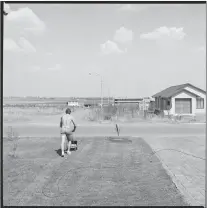  ??  ?? TOILING: Saturday afternoon in Sunward Park, Boksburg. Photograph by David Goldblatt