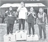  ??  ?? ABD RAHIM (kanan) bersama pemenang pingat emas lontar peluru (P) yang dimenangi Regna (tengah) dari SK Ladang Sabaplam bersama wakil PIBG SK Perancanga­n (kiri) dan PIBG SK Tagas-Tagas (kanan).