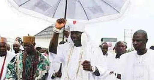  ??  ?? The Ooni acknowledg­ing cheers from the crowd