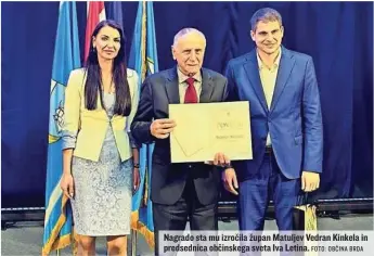  ?? FOTO: OBČINA BRDA ?? Nagrado sta mu izročila župan Matuljev Vedran Kinkela in predsednic­a občinskega sveta Iva Letina.