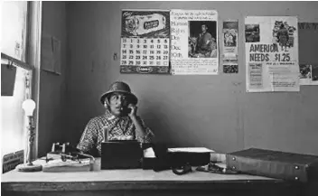  ??  ?? EN ESTA FOTO, la lider labora María Moreno platica por teléfono con obreros agrícolas en una parte rural de California.