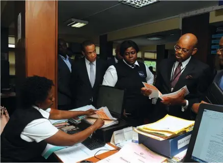  ?? JOÃO GOMES ?? Ministro das Finanças esteve ontem em três repartiçõe­s fiscais de Luanda onde foi informado sobre a insuficiên­cia de técnicos