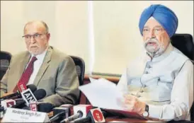  ?? PTI PHOTO ?? Union housing and urban affairs minister Hardeep Singh Puri (right) and Delhi’s lieutenant­governor Anil Baijal address a press conference on Monday.