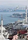  ?? Foto: Sedat Suna, dpa ?? Türkei-Reisen, hier: Istanbul, enden oft anders als erwartet.