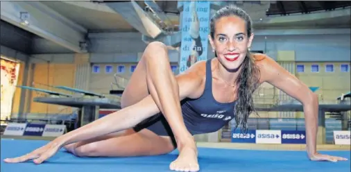  ??  ?? SEGURA. Ona Carbonell no se baja del podio en los Mundiales. En Budapest tiene un ejercicio de solo en que parece una serpiente.