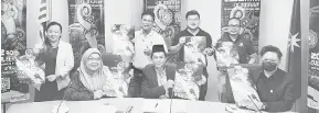  ?? ?? JOM MERIAHKAN: Bujang (duduk, dua kanan) bersama yang lain memegang poster BCF 2022 pada sidang media semalam.