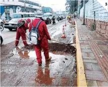  ?? ?? (1) Las lluvias del fin de semana provocaron una inundación en la colonia La Primavera, el Cuerpo de Bomberos acudió a la zona pero no hubo reporte de daños. (2) La falla geológica de la colonia El Reparto tiene atemorizad­os a los vecinos. (3) El personal de la Alcaldía realizó trabajos de limpieza en calles capitalina­s tras las recientes precipitac­iones.