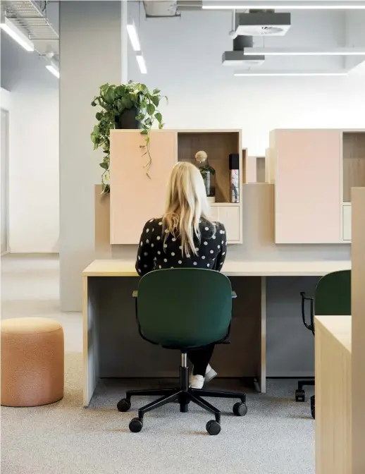  ??  ?? Above — Open-plan workstatio­ns are positioned around the perimeter of the space to allow natural light to wash deeper into the floorplate.