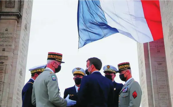  ?? EFE ?? Emmanuel Macron, acompañado de los altos mandos del Ejército, durante la conmemorac­ión el sábado del final de la Segunda Guerra Mundial
