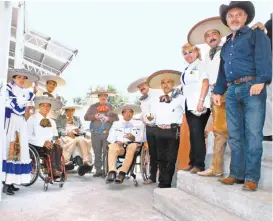  ??  ?? El equipo de paracharre­ría, con la doctora Norma A. Patiño