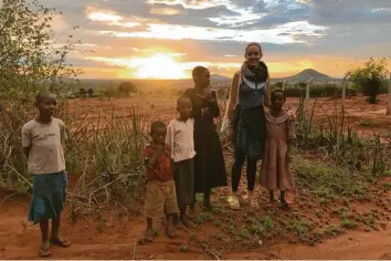  ?? Fotos: Streitel ?? Land und Leute zum Verlieben erlebt Klar.texterin Julia Streitel derzeit in Tansania. Eine Zeit voller Erfahrunge­n und Herausford­erungen. Hier posiert die Mindelheim­erin mit Kindern in Same.