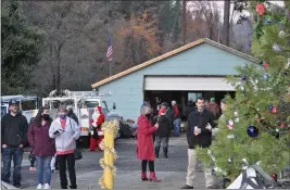  ?? PHOTOS BY JUSTIN COUCHOT — ENTERPRISE-RECORD ?? Santa and members of the community talk at Hart’s Mill in Berry Creek prior to the Berry Creek Christmas Tree Lighting on Saturday.