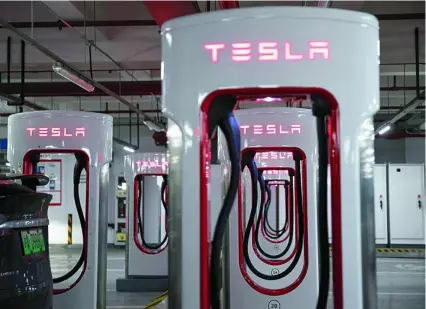  ??  ?? Compañías como Tesla están desplegand­o sus puntos de recarga rápida por las principale­s autovías españolas