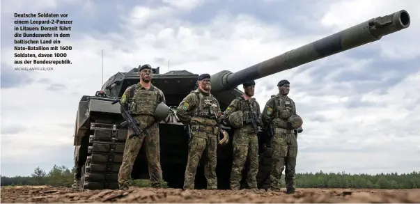  ?? MICHAEL KAPPELER / DPA ?? Deutsche Soldaten vor einem Leopard-2-panzer in Litauen: Derzeit führt die Bundeswehr in dem baltischen Land ein Nato-bataillon mit 1600 Soldaten, davon 1000 aus der Bundesrepu­blik.