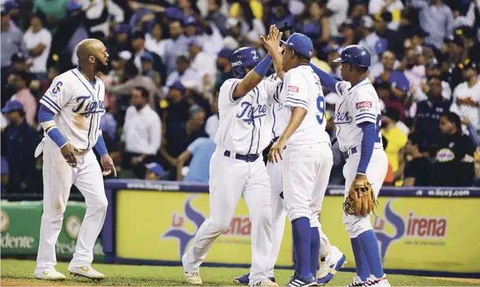  ?? RAÚL ASENCIO ?? Jugadores del Licey celebran una de las carreras de este equipo en el choque de anoche.